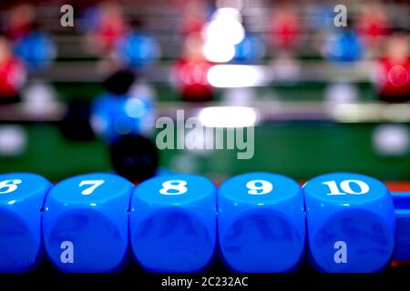 Arcade-Tischfußball mit Werkzeugen zum Spielen für Büro- und Heimspiele. Stockfoto