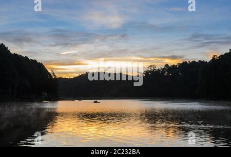 Schöne Aussicht auf Sonnenaufgang über Bergkette und See im Pang Oung Nationalpark in Mae Hong Son, Thailand. Stockfoto