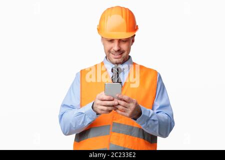 Bauarbeiter Mit Smartphone Auf White Studio Hintergrund Stehen Stockfoto