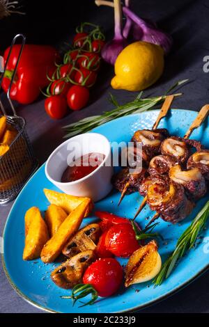 Rinderschäken-Spieße mit gegrilltem Gemüse auf einem kaukasus Stockfoto