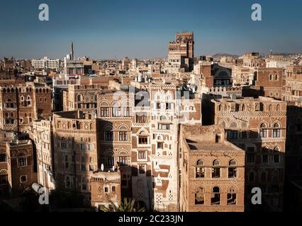 Blick auf die Innenstadt von Sanaa Altstadt traditionelle arabische Architektur Skyline in Jemen Stockfoto