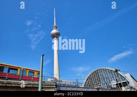 Der Fernsehturm in Berlin mit der S-Bahn in den Bahnhof Stockfoto