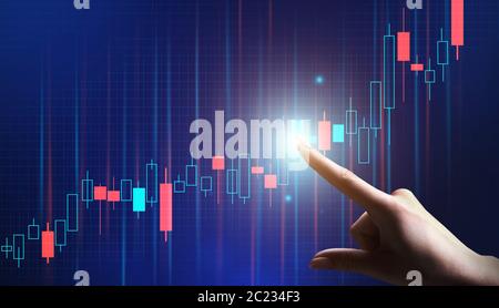 Weibliche Hand Berührt Wachstum Grafik Auf Virtual Panel, Blauer Hintergrund Stockfoto