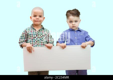 Porträt von zwei Jungen mit weißem Schild auf isoliertem Hintergrund Stockfoto