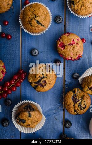 Hausgemachte Muffins gemacht aus Roggenmehl mit rotem Samt und Heidelbeeren Stockfoto