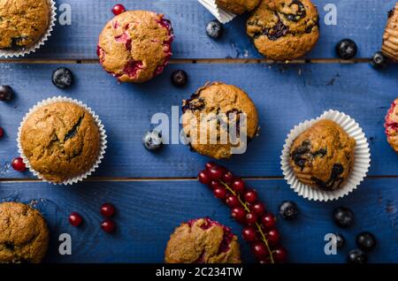 Hausgemachte Muffins gemacht aus Roggenmehl mit rotem Samt und Heidelbeeren Stockfoto