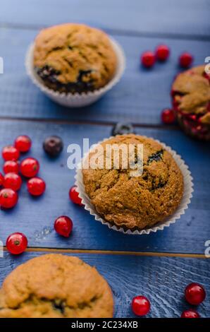 Hausgemachte Muffins gemacht aus Roggenmehl mit rotem Samt und Heidelbeeren Stockfoto