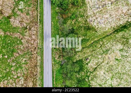 Dronen-Dronen-Ansicht der asphaltierten Straße durch Felder Stockfoto