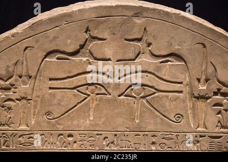 Leiden, Niederlande - 26. JAN 2019: Ausstellung Götter von Ägypten. Das alte Ägypten Hieroglyphen auf einer Stele mit Anubis und dem Auge des Horus. Stockfoto