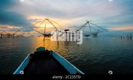 Schöne Natur Landschaft goldenen Licht der Himmel am Morgen bei Sonnenaufgang und Native Angeln Werkzeug und Bug ländlichen Lebensstil an Pakpra canal Songkhla See, Stockfoto