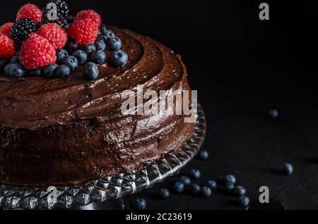 Drei Mehl Schokolade Kuchen mit, ohne Beeren Stockfoto