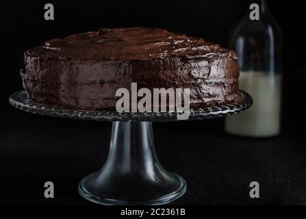 Drei Mehl Schokolade Kuchen mit, ohne Beeren Stockfoto