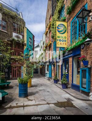 Farbenfrohe Neal's Yard in London während der Pandemie-Sperre. Stockfoto