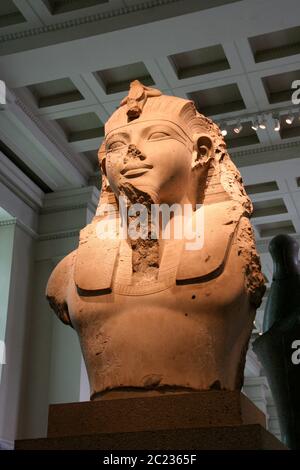 London, Vereinigtes Königreich - SEP 19, 2010: Die Reste einer alten Statue von König Amenhotep III. Aus dem alten Ägypten. 1370 V. CHR. Stockfoto