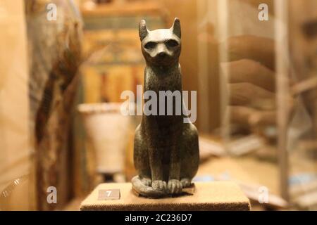 Sankt petersburg, Russland - SEP 13, 2016: Alte Bronzestatue der Göttin Bastet als Katze aus dem alten Ägypten. Vorderansicht der Einsiedelei Museum. Stockfoto