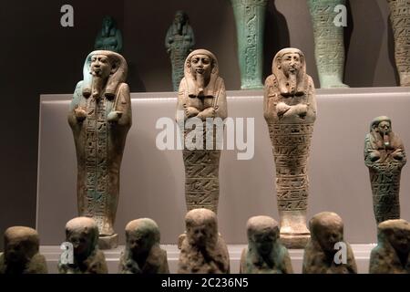 Leiden, Niederlande 26. JAN 2019: Kleine antike Steinfiguren aus Shabti mummiform auf der Ausstellung Gods of Egypt in Leiden. Grabfiguren. Stockfoto