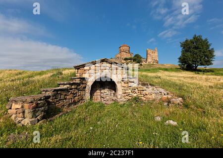 Alte Brunnen und Jvari Kirche in Mzcheta Georgien, Kaukasus Stockfoto