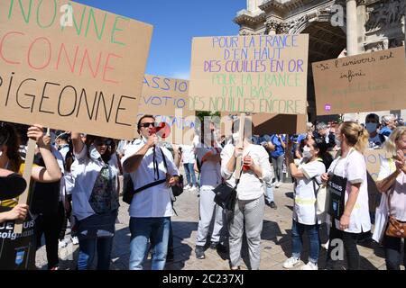 Während der Demonstration werden Gesundheitshelfer mit Plakaten gesehen.Gesundheitshelfer nehmen an einer Demonstration Teil, die Teil eines landesweiten Protesttages ist, um bessere Arbeitsbedingungen zu fordern. Stockfoto