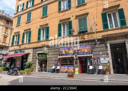 Genua, Italien - 20. August 2019: Lebensmittelgeschäft und Eisdiele im historischen Zentrum von Genua, Italien Stockfoto