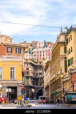 Genua, Italien - 20. August 2019: Stadtbild von Genua mit mehrfarbigen Fassaden von Gebäuden, Region Ligurien, Italien Stockfoto