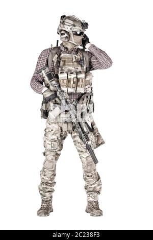 Strikeball Enthusiasten in kariertem Hemd tragen militärischer Munition, Gesichtsmaske, Helm und radio Headset, taktische Brillen, camo Hosen, bewaffneten Service Stockfoto