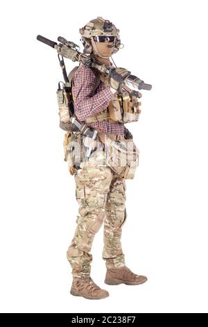 Strikeball Enthusiasten in kariertem Hemd tragen militärischer Munition, Gesichtsmaske, Helm und radio Headset, taktische Brillen, camo Hosen, bewaffneten Service Stockfoto