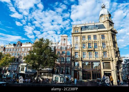 Amsterdam, Niederlande - 9. September 2018: Alte traditionelle Schiefer Häuser neben dem ehemaligen Gebäude von Metz & Co auf dem Keizersgrachtalong in der alten Stockfoto