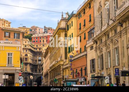 Genua, Italien - 20. August 2019: Stadtbild von Genua mit mehrfarbigen Fassaden von Gebäuden, Region Ligurien, Italien Stockfoto