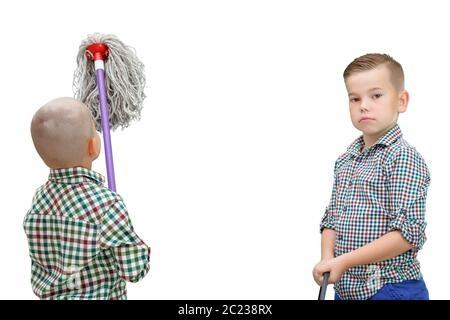 Zwei kaukasischen Junge stehend auf einem weißen Hintergrund isoliert und mit einem Eimer Wasser und einem MOP für die Reinigung Stockfoto