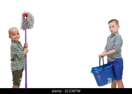 Zwei kaukasischen Junge stehend auf einem weißen Hintergrund isoliert und mit einem Eimer Wasser und einem MOP für die Reinigung Stockfoto