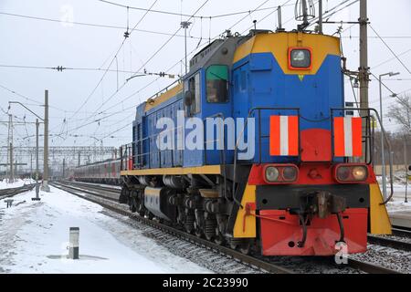 Schöne altmodische Lokomotive am Bahnhof im Winter Stockfoto