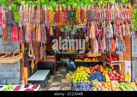 Obst und georgische traditionelle Süßigkeiten als churchkhela bekannt, in Tiflis, Georgien Stockfoto