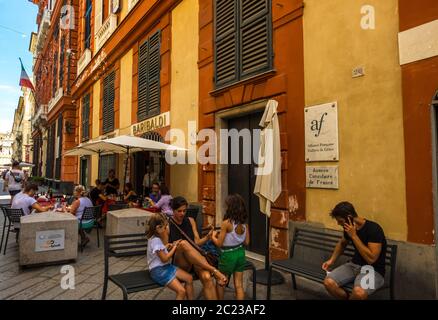 Genua, Italien - 20. August 2019: Touristen und Einheimische in Straßencafé auf der Via Giuseppe Garibaldi im historischen Zentrum von Genua, Region Ligurien, Italien Stockfoto