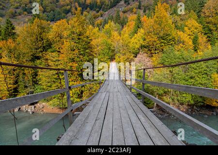 Holzbrücke und Herbstfarben in den Kaukasus-Bergen, Georgien Stockfoto