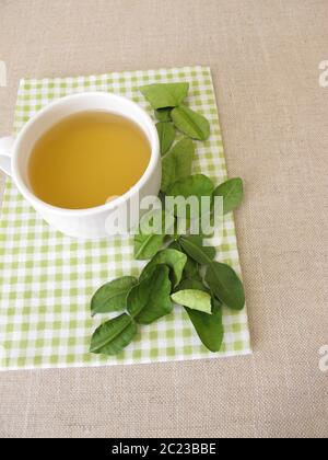 Tee mit getrockneten Kaffir-Limettenblättern Stockfoto