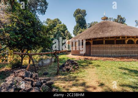 Die Hütte Form UNESCO-Kloster Azwa Maryam, Kirche der Gedenktag der heiligen Fröhlich, Bahir Dar, Tana-see Äthiopien. Vor der Kirche ist Sto Stockfoto