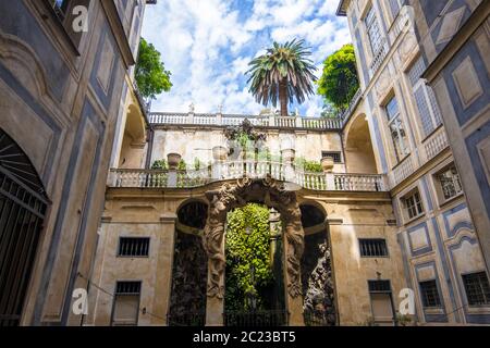 Genua, Italien - 20. August 2019: Patio des Palazzo Lomellino di Strada Nuova in der Via Garibaldi in Genua. Wurde um 1563 für Nicolosio Lomellino gebaut Stockfoto