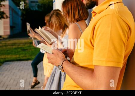 Mann, der das Mobiltelefon in den Händen hält. Menschen, die Gerätekonzept verwenden. Nahaufnahme Stockfoto