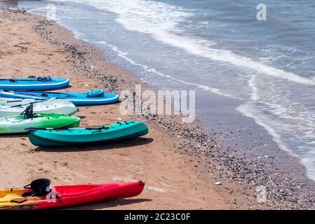 Kajaks vor dem Sandstrand in Hunstanton Norfolk Stockfoto