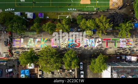 Es heißt Black Live Matter auf Pine Street in Farbe in der Chaz oder Chop Zone in Seattle Stockfoto