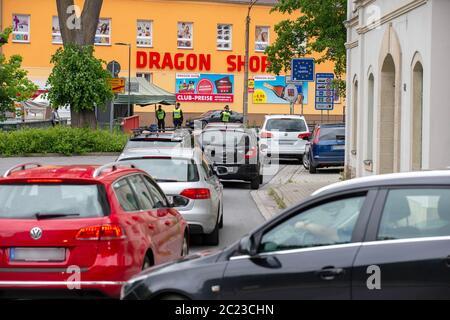 Sebnitz, Deutschland. Juni 2020. Fahrzeuge warten, bevor sie die Grenze in die Tschechische Republik überschreiten. Nach fast drei Monaten öffnet die Tschechische Republik ihre Grenze für Bürger aus Deutschland, Österreich und Ungarn wieder. Quelle: Daniel Schäfer/dpa-Zentralbild/ZB/dpa/Alamy Live News Stockfoto