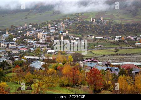 Blick über die Stadt Mestia im Kaukasus, Georgien Stockfoto