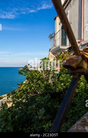 Hoch über dem blauen Meer an der rostigen Geländer sind alte Liebe Schlösser, Vieste, Gargano, Apulien, Italien Stockfoto