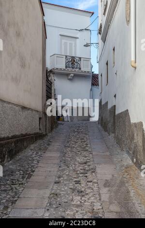 Enge Straßen mit Treppen, weiße Häuser und Blumen in Peschici. Schöne Architektur Gebäude Exterieur im historischen Zentrum, Gargano, Italien Stockfoto