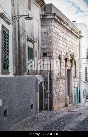 Enge Straßen mit Treppen, weiße Häuser und Blumen in Peschici. Schöne Architektur Gebäude Exterieur im historischen Zentrum, Gargano, Italien Stockfoto