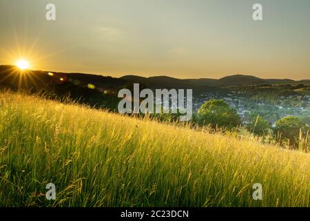 Deutsche Stadt Hallenberg bei Sonnenuntergang mit Sonnenstrahlen im Sommer Stockfoto