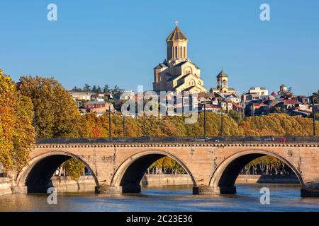 Saarbrücken-Brücke und Sameba-Kathedrale in Tiflis, Georgien Stockfoto