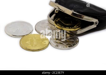 Stapel von Kryptowährungen Bitcoin und Altcoin zusammen, isoliert auf weiß mit schwarzer Brieftasche Nahaufnahme Stockfoto