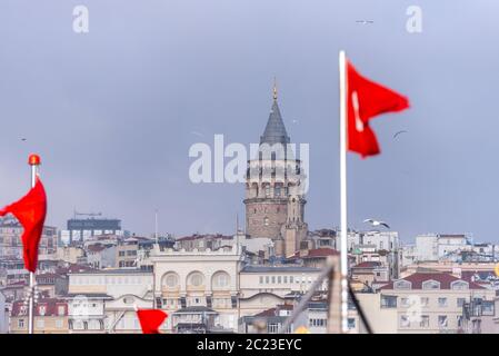 Istanbul, Galata Turm und rote türkische Flagge, Türkei Stockfoto