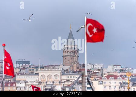 Istanbul, Galata Turm und rote türkische Flagge, Türkei Stockfoto